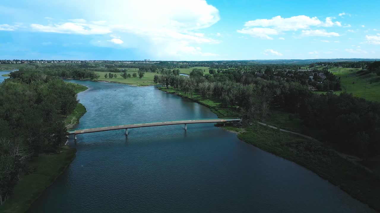 Un ponte diritto attraversa un ampio fiume, ripreso da una prospettiva aerea con paesaggi verdi su entrambi i lati