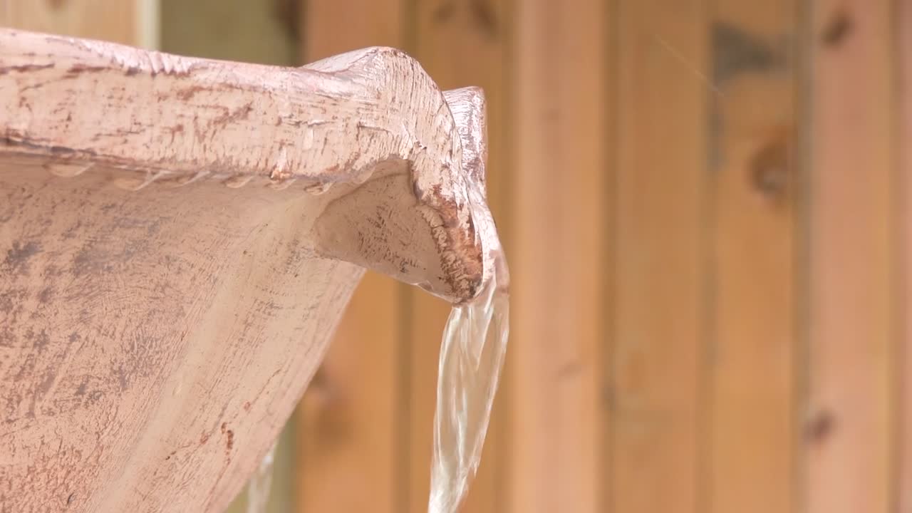 외부에 물을 붓는 분수