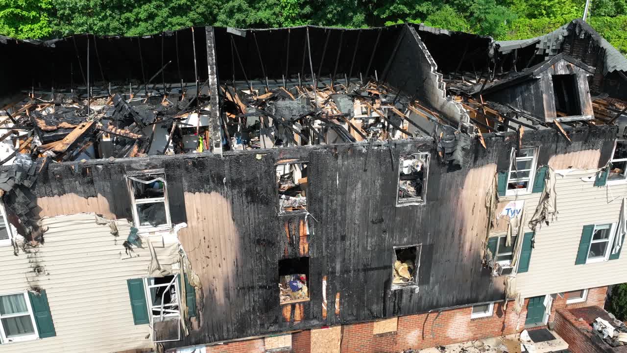 casa de apartamento con exterior quemado