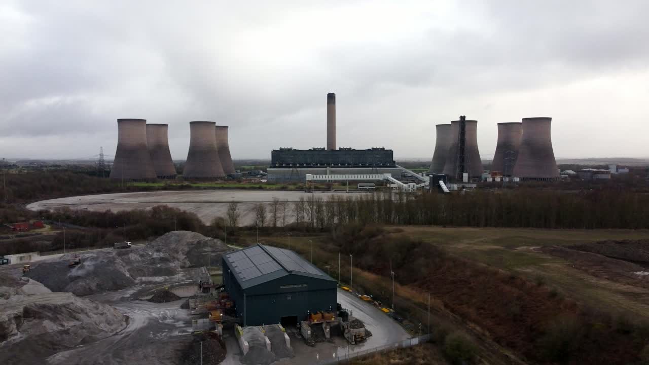 vista aérea del carro a través del sitio de la central eléctrica alimentada con carbón, fiddlers ferry horizonte nublado de la chimenea