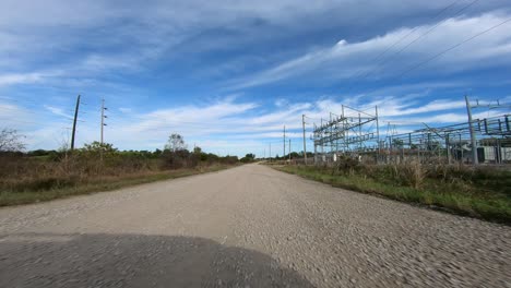 Punto-De-Vista-A-Través-De-La-Ventana-Del-Conductor-Mientras-Conduce-Por-Las-Zonas-Rurales-De-Iowa