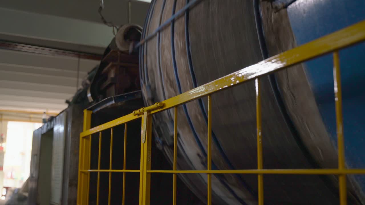 tambores de secado de madera girando en una planta de fabricación de cuero