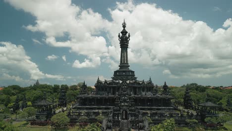 Vista-Aérea-Droneshot-Del-Bajra-Sandhi-O-Taman-Mumbul-Monumento-A-La-Independencia-En-Un-Clima-Soleado