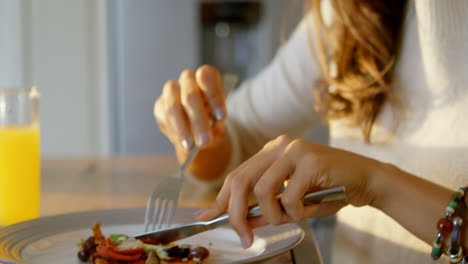 Beautiful-woman-having-breakfast-4k