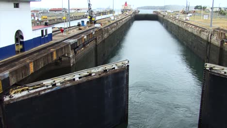 Compuertas-Hidráulicas-Que-Se-Abren-Lentamente-Para-Que-El-Barco-Pase-En-La-Siguiente-Cámara-En-El-Canal-De-Panamá,-Esclusas-De-Gatun