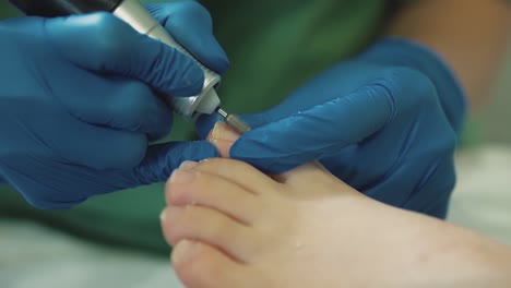 closeup-specialist-in-blue-gloves-polishes