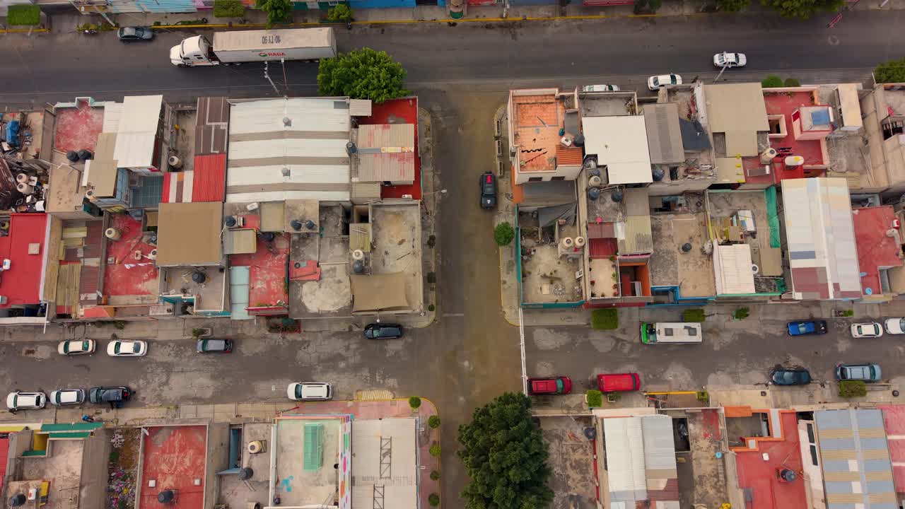 Toma aérea elevada de calles y tejados en Ecatepec.