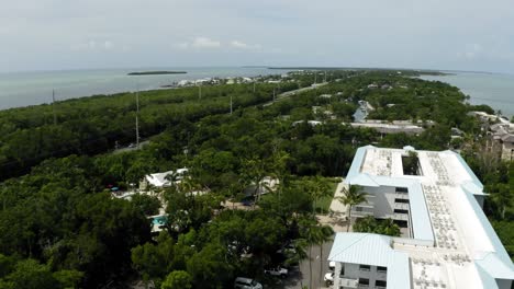 toma aérea volando cerca de áreas residenciales de los cayos de florida que ofrecen una buena vista del área