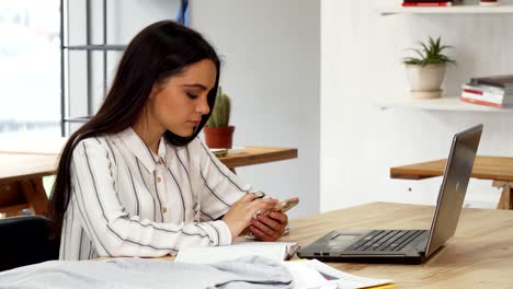 hermosa mujer de negocios usando su teléfono inteligente en la oficina