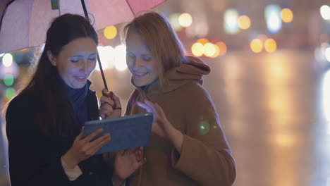 Amigos-Usando-Tablet-Pc-Al-Aire-Libre