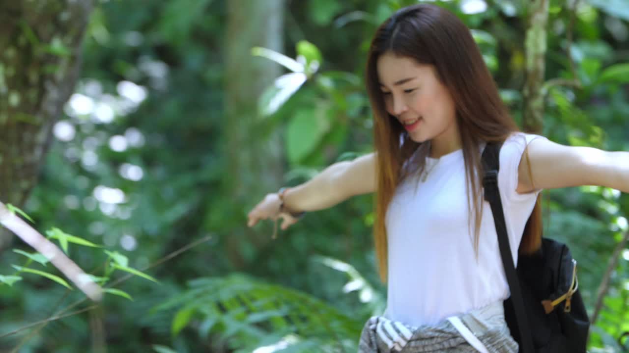 숲에서 산책하는 행복한 여자