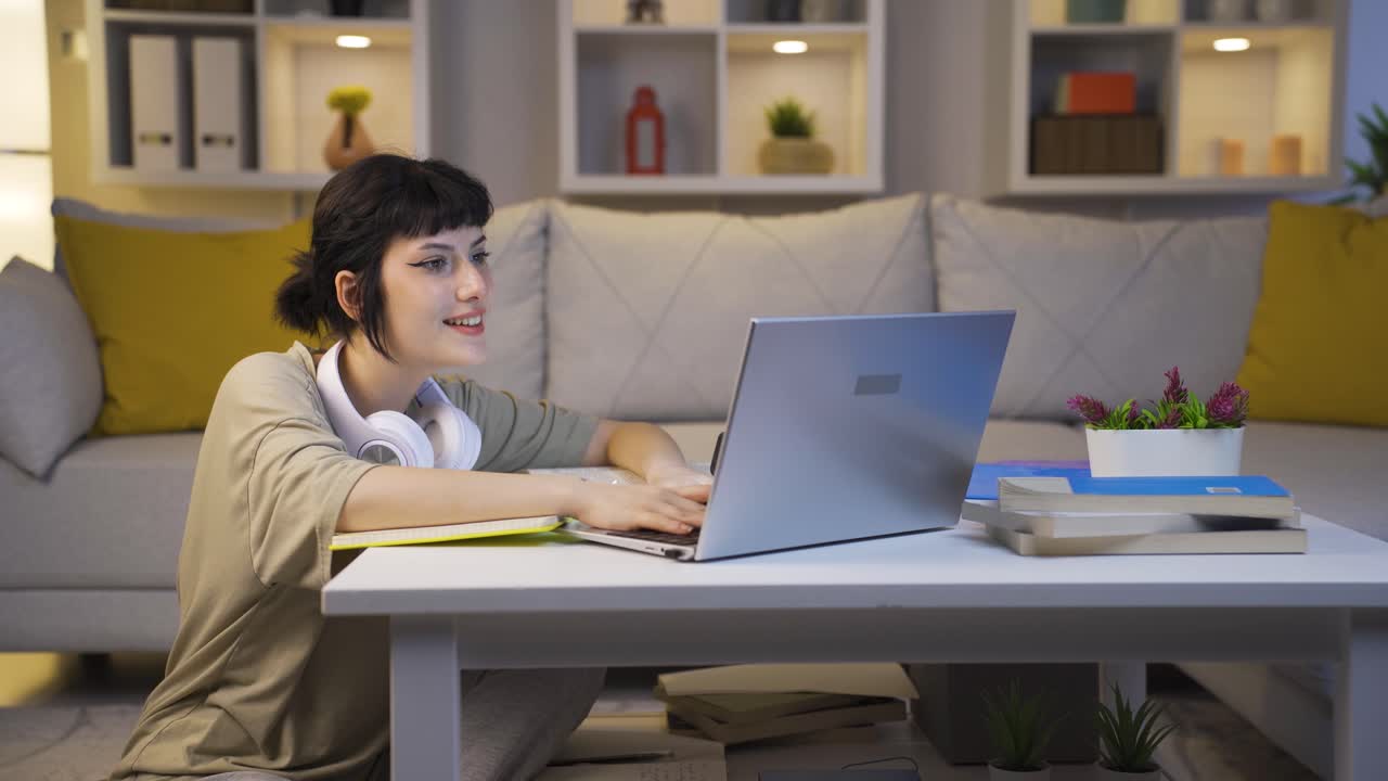 비디오 통화를 통해 친구와 함께 공부하는 학생.