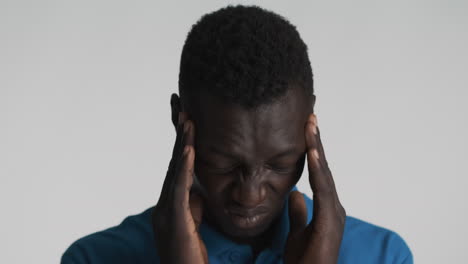 un hombre afroamericano con un fondo gris.