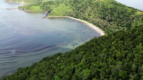 reveladora toma de drones de la increíble isla de catanduanes con su impresionante bahía marina, exuberante vegetación y playa de arena blanca