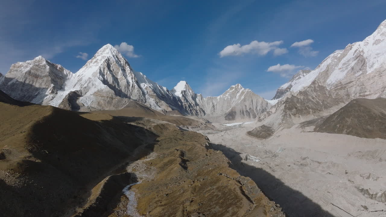 vista aérea de drones de la ruta de caminata del campamento base del everest desde lobuche hasta gorakshep, nepal, en tiempo despejado