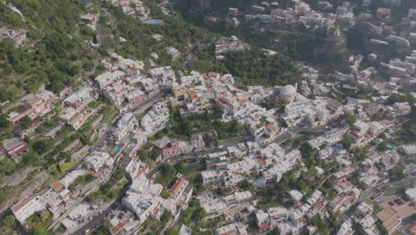 Imágenes-Aéreas-Panorámicas-De-Las-Colinas-Y-Acantilados-De-La-Costa-De-Amalfi-Sobre-La-Ciudad-De-Positano,-Italia.