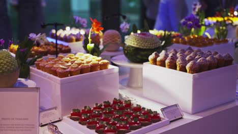 impresionante variedad de pasteles pequeños sobre una mesa blanca: un festín visual perfecto para cualquier amante de los postres.
