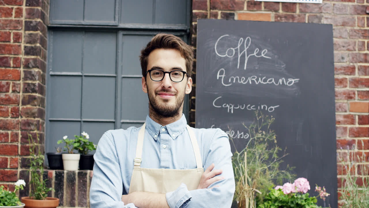 retrato de un hombre barista feliz fuera de una cafetería