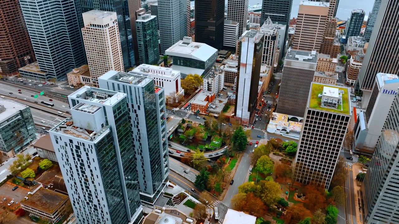 Centro de negócios da moderna Seattle, Washington, EUA. Tráfego intenso no centro da cidade durante o dia. Vista aérea.