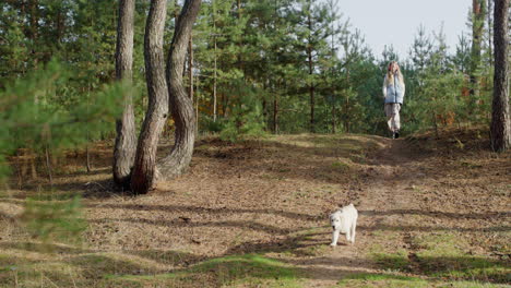 Adolescente-Caminando-Por-El-Bosque-Con-Un-Perro.