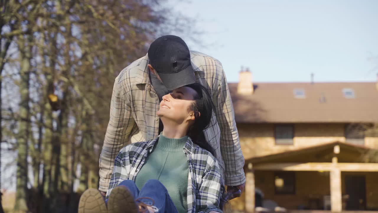 백인 남자가 시골에서  ⁇ 바구니를 타고 파트너를 들고 있는 전면 전망. 여자는 개를 애용한다