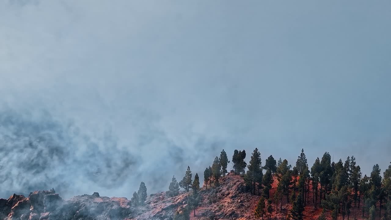 Utsikt över berg och dimma på Gran Canaria, Spanien från ovan
