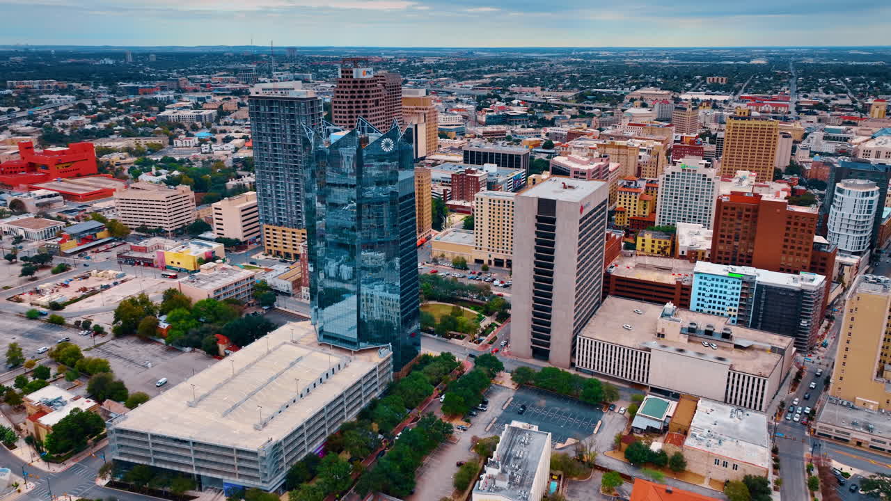 San Antonio, EUA, 14 de agosto de 2025: Centro de San Antonio com espaços verdes. Paisagem urbana apresentando uma mistura de edifícios de escritórios, estruturas de estacionamento e bolsões de vegetação urbana.