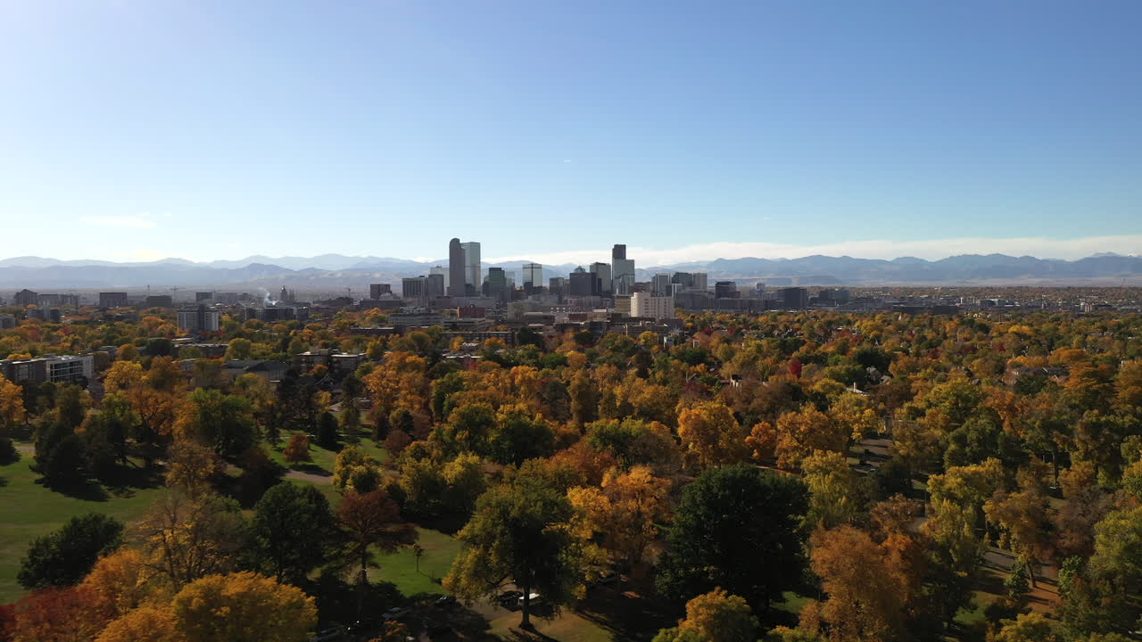 vista aérea sobre el parque de la ciudad de denver y los vecindarios circundantes en la temporada de otoño, árboles coloridos y paisaje urbano en el horizonte
