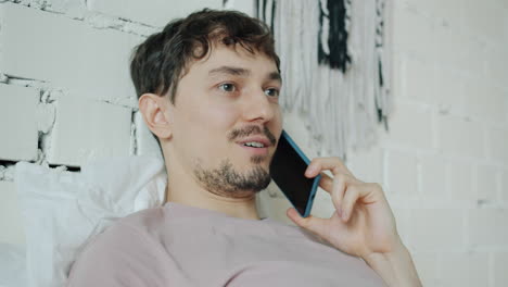 hombre hablando por teléfono en la cama