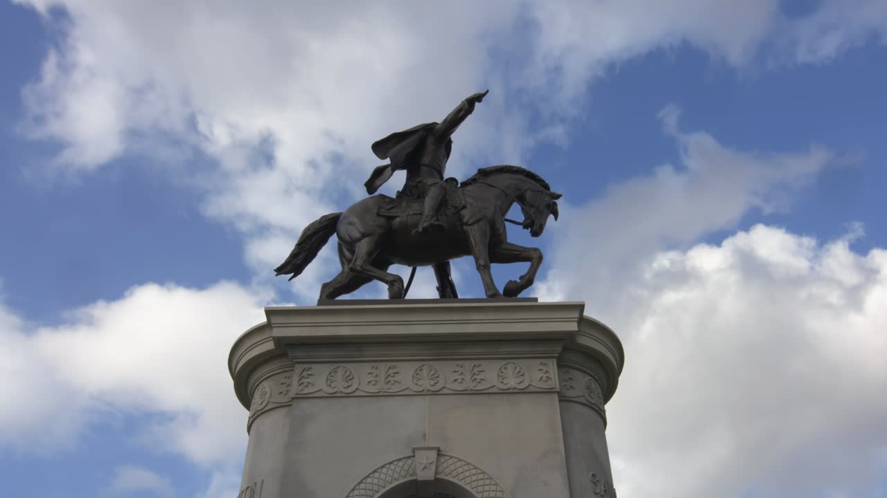 снимок статуи сэма хьюстона в хьюстоне, штат техас, с нижнего ракурса