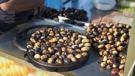 castañas asadas en un puesto de comida callejera
