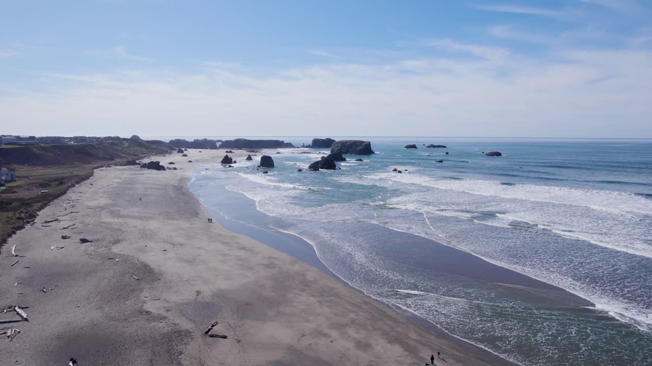 dolly aéreo panorámico de la impresionante playa del noroeste del pacífico y las olas en un día soleado