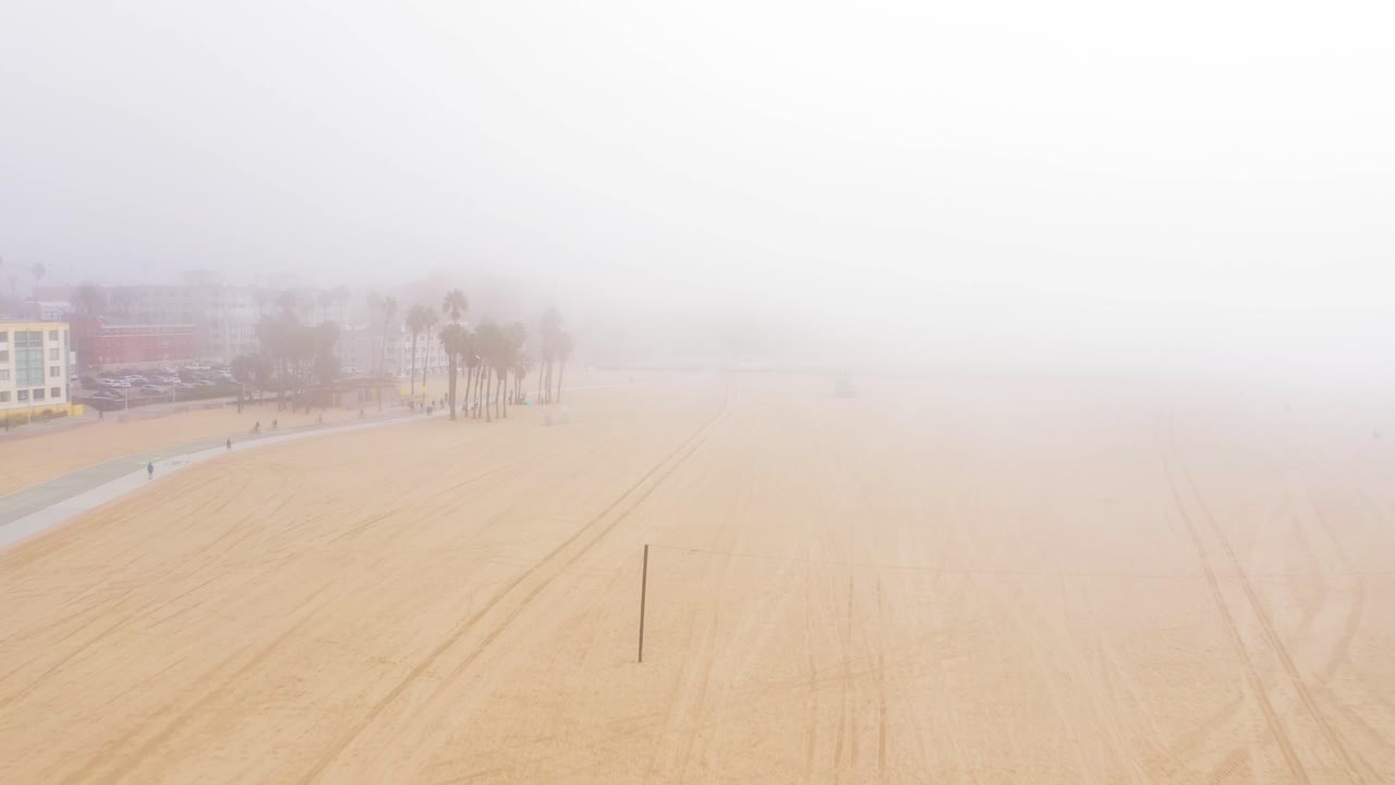 캘리포니아 베니스 해변을 향해 산타모니카에서 매우 안개가 자욱한 날 해변을 따라 비행
