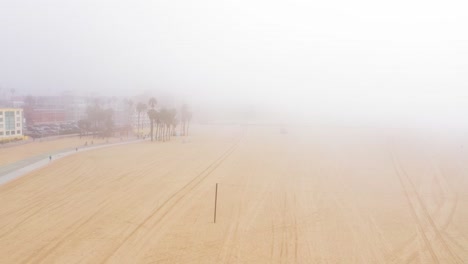 Fliegen-Entlang-Des-Strandes-An-Einem-Sehr-Nebligen-Tag-In-Santa-Monica-In-Richtung-Venice-Beach,-Kalifornien