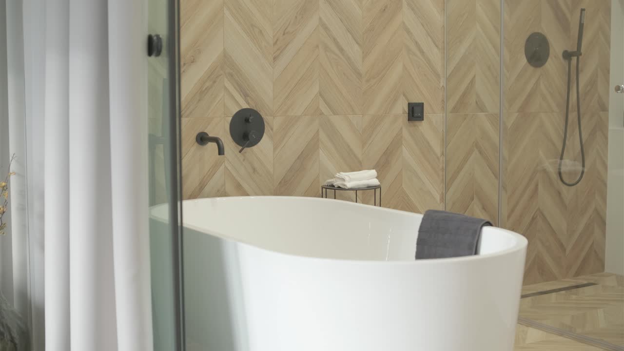 baño moderno de azulejos con ducha en una casa moderna, interior de bienes raíces.