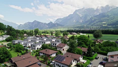 vista aérea de casas residenciales en bad ragaz en suiza con vistas épicas de las montañas en el fondo