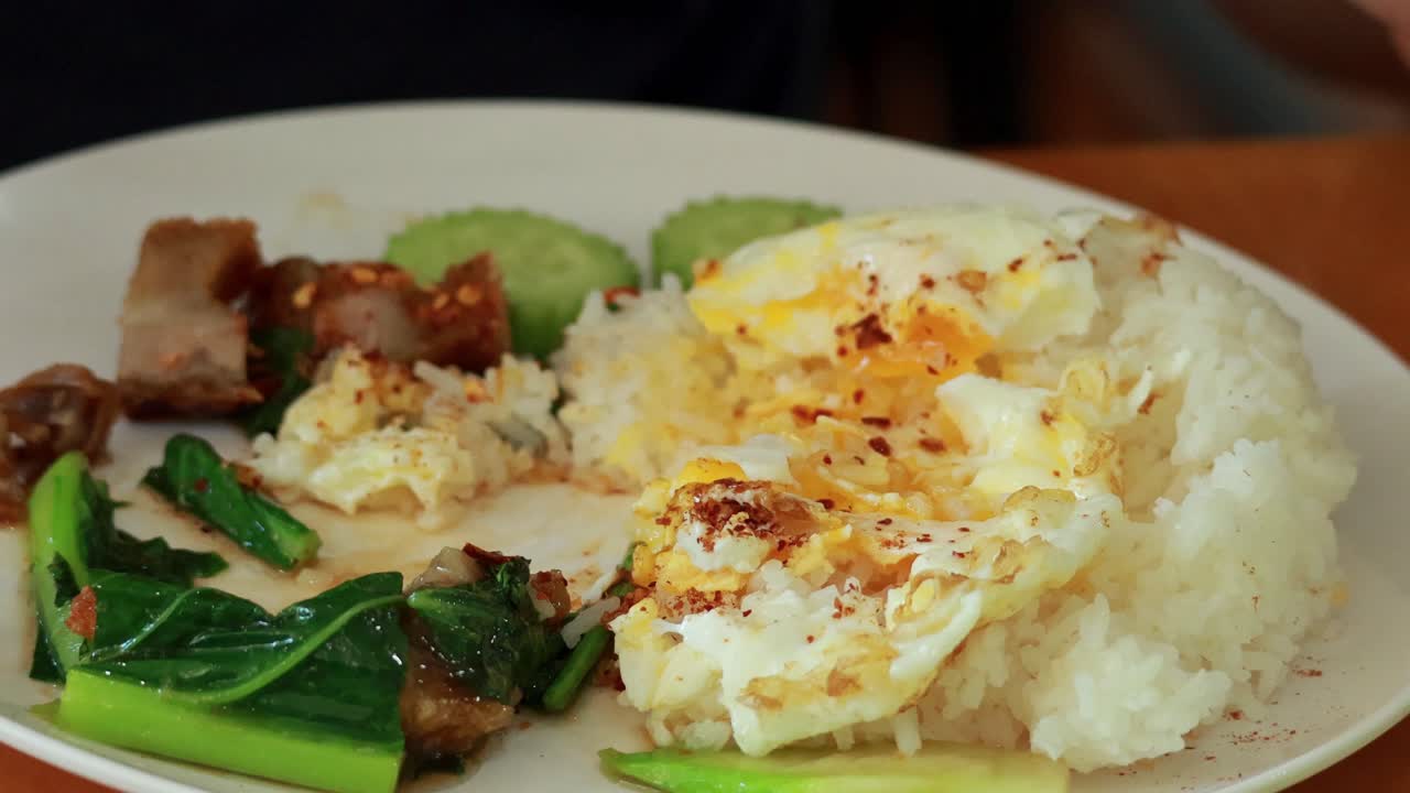 채소 와 함께 김 된  접시