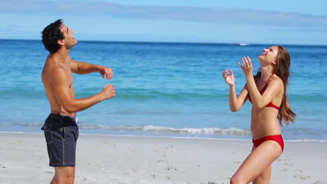pareja jugando con una pelota