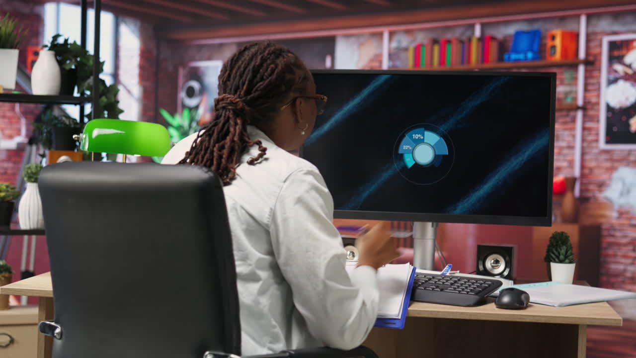 estudiante que realiza investigaciones académicas en internet para adquirir conocimientos profesionales