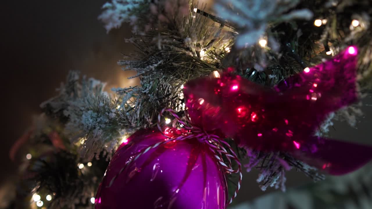 luces por la noche. navidad 4k bola rosa