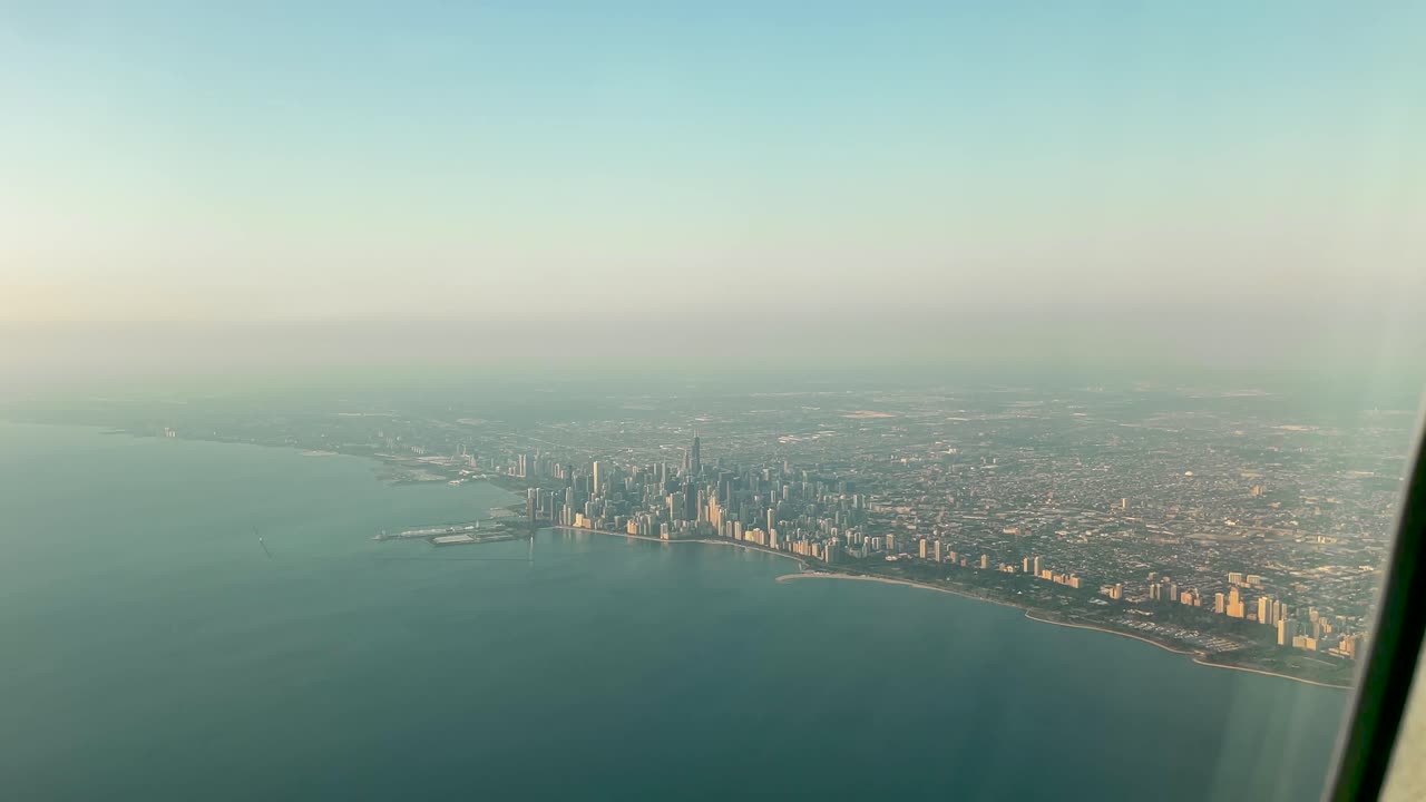 costa del centro de la ciudad de chicago: establecimiento de una vista aérea de pájaro