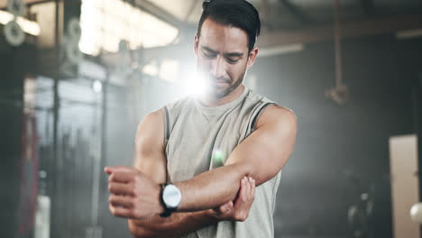 Dolor-De-Brazo,-Fitness-Y-Hombre-Asiático-En-El-Gimnasio