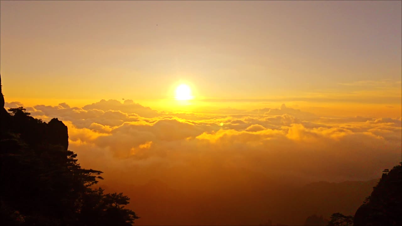 The beautiful Mount Huangshan Mountain in Anhui Province, China is surrounded by clouds and mist，High mountain clouds and mist, a fairyland on earth