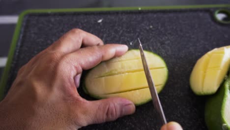 hombre cortando mangos para ensalada