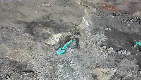 vista aérea de una cantera con una excavadora
