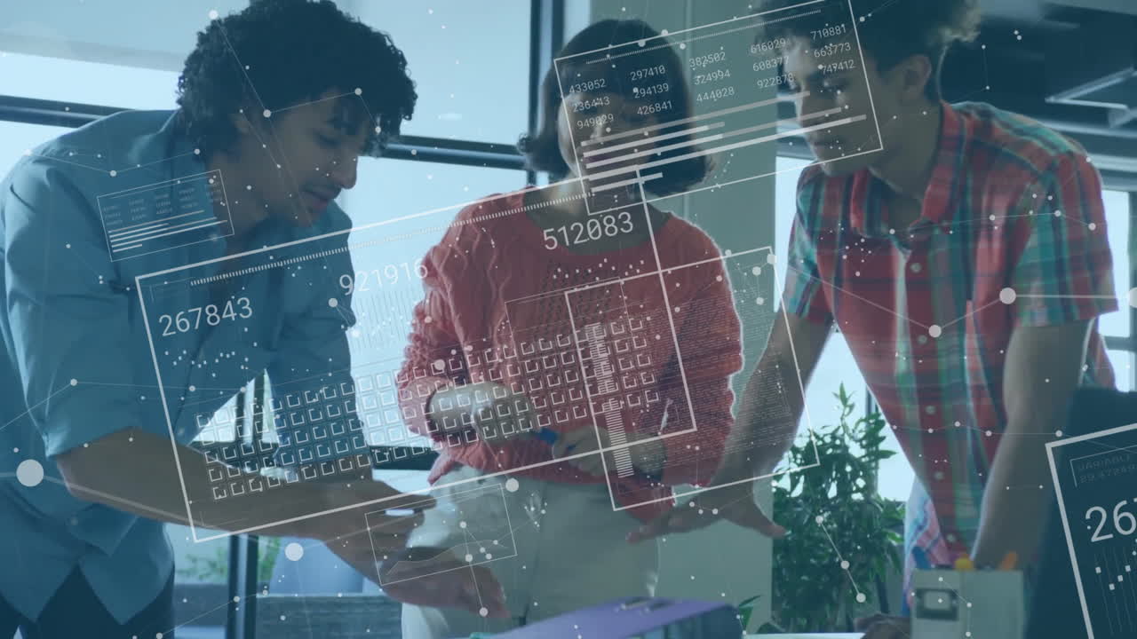 사무실에서 회의를 가진 다양한 동료들에 대한 데이터 처리의 애니메이션