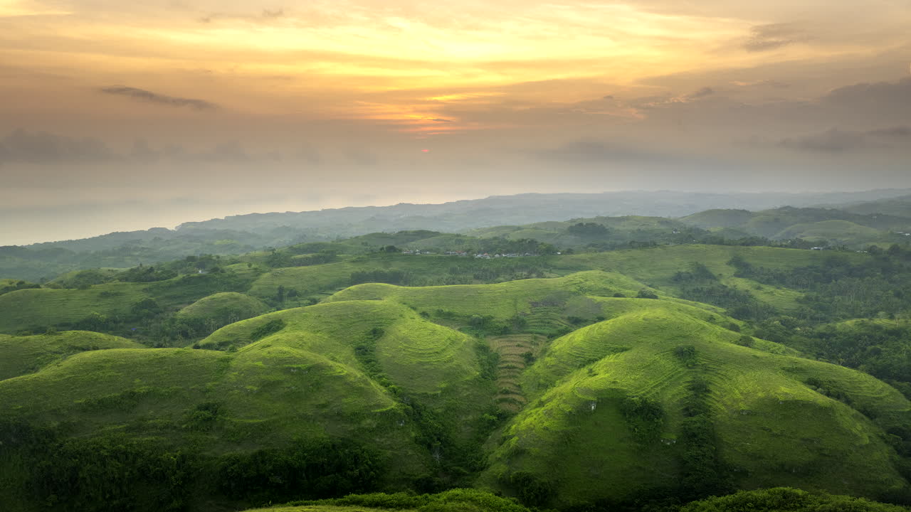 colina de los teletubbies al atardecer, nusa penida, bali en indonesia