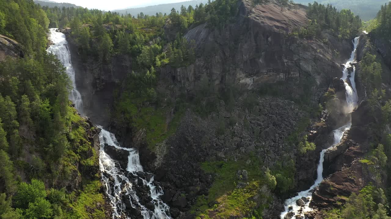 latefossen es una de las cascadas más visitadas de noruega y se encuentra cerca de skare y odda en la región de hordaland, noruega. consiste en dos arroyos separados que fluyen desde el lago lotevatnet.