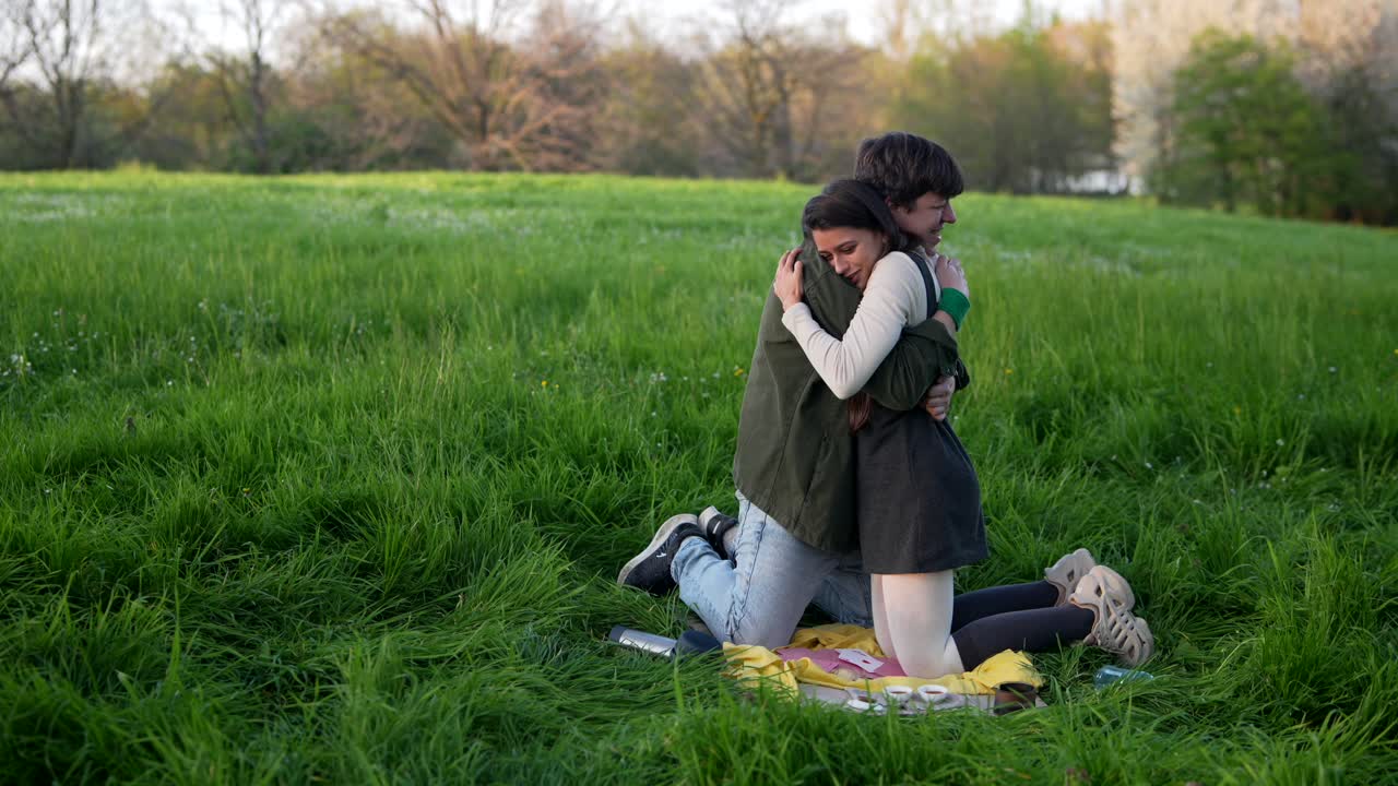 공원에서 안고 있는 커플