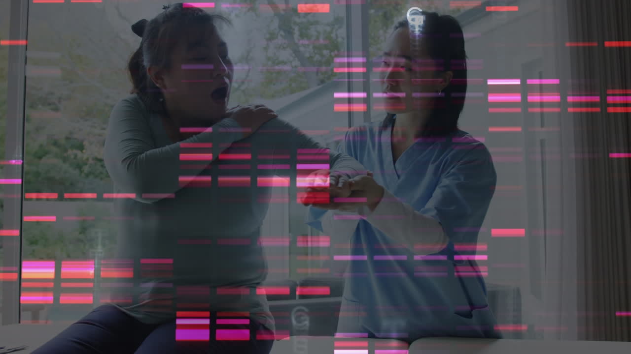 animación de procesamiento de datos en pantalla digital sobre una doctora asiática con un paciente
